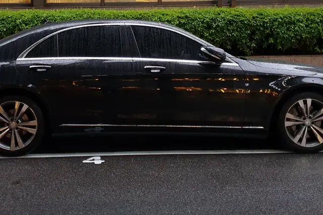 Mercedes-Benz S-Class, flagship limousine for up to 3 passengers